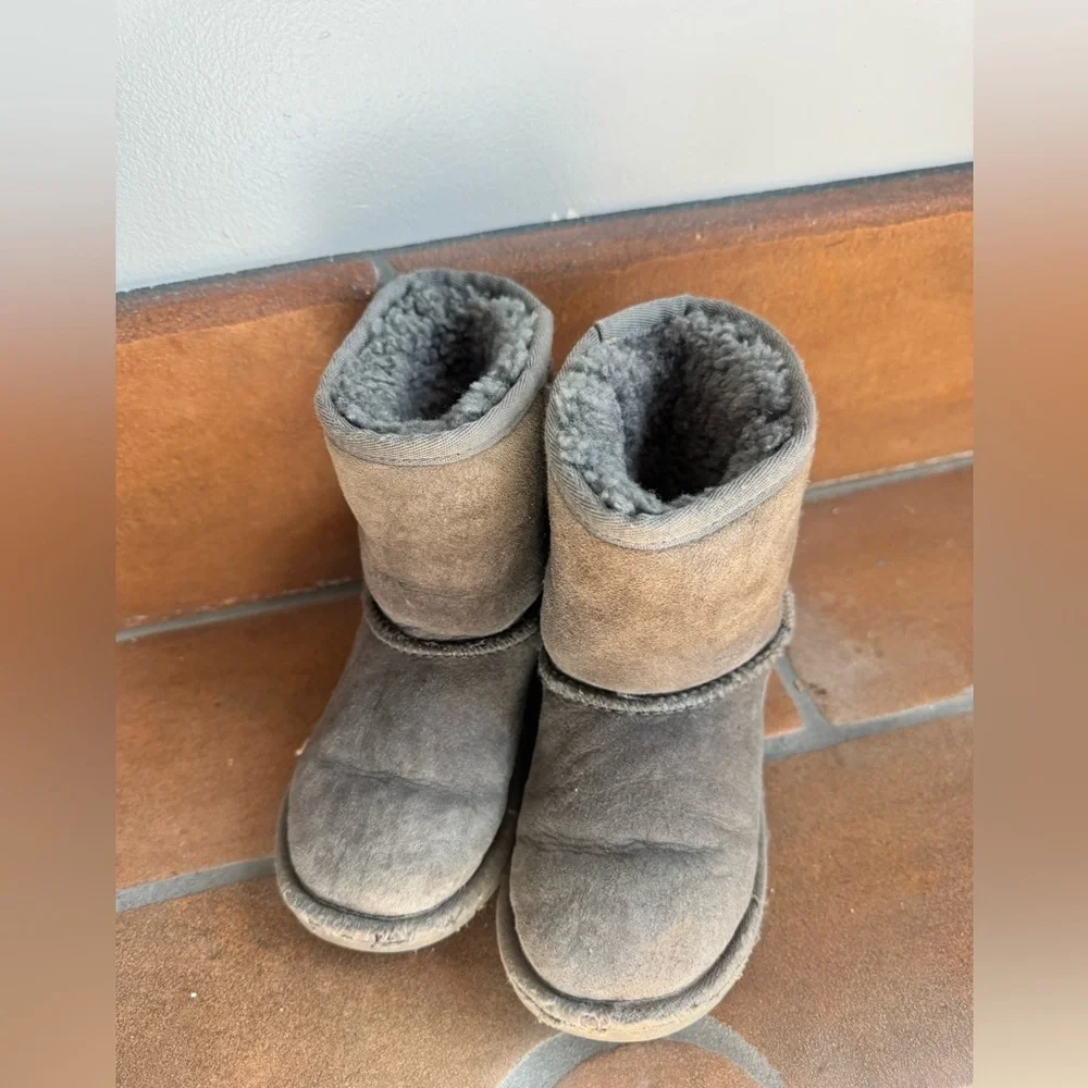 UGG Classic Short Boots Gray Sheepskin Cozy Winter 10 Scandi Ski Neutral